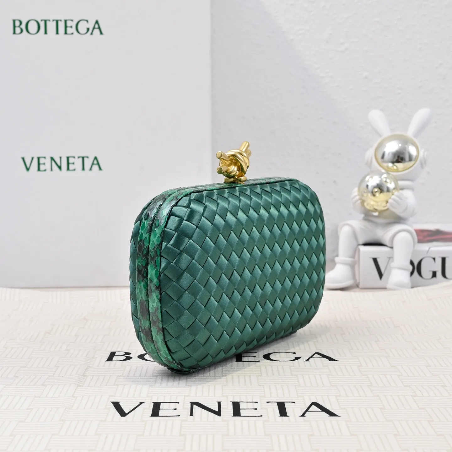 Batch 1460 #BV Knot woven evening bag series ~ Each bag reveals exquisite elegance💫Iconic classic silk weaving➕snake skin trimming with knot buckle, soft and delicate feel. The design is small and exquisite, low-key without logo, elegant and elegant. Paired with evening dress or cheongsam, it has the atmosphere of a famous and wealthy lady. Full of aura and invincible texture💃 Model: 7622 Dimensions: 20x12x5.5